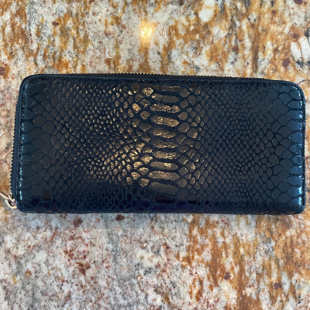 Women’s Michael Kors Black Leather Gold Hardware Reptile Zipper Wallet Preowned - Picture 2 of 9